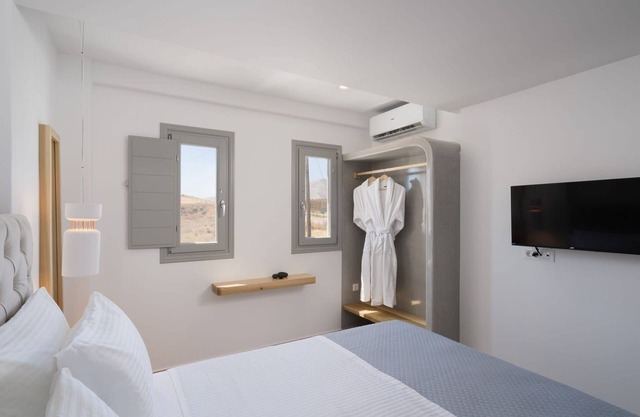Sophisticated Santorini Suite | Two Bedroom Suite with Private Hot Tub | Monolithos