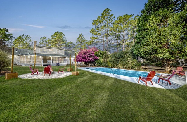 SoPi Home With a Relaxing Pool and Fire Pit