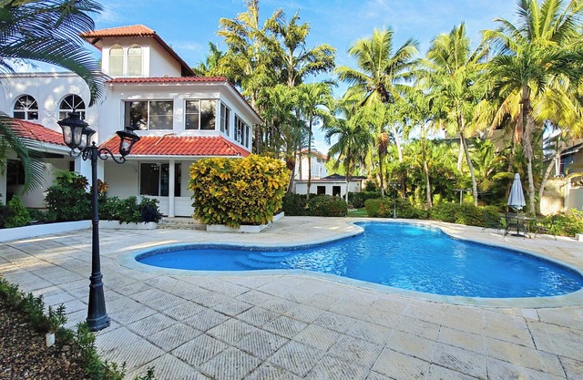 Sosua Bachelor Party 9BR Mansion Downtown, piscinas, cerca de las playas
