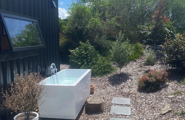 Soul Shack, cozy private studio with outdoor bath. Pet friendly