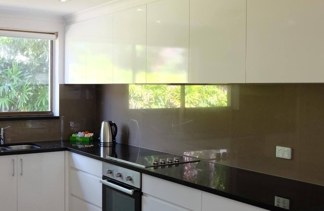 Sound Villa by Noosa Getaways- Renovado 2 niveles, 3 dormitorios, 2. 5 baños Villa