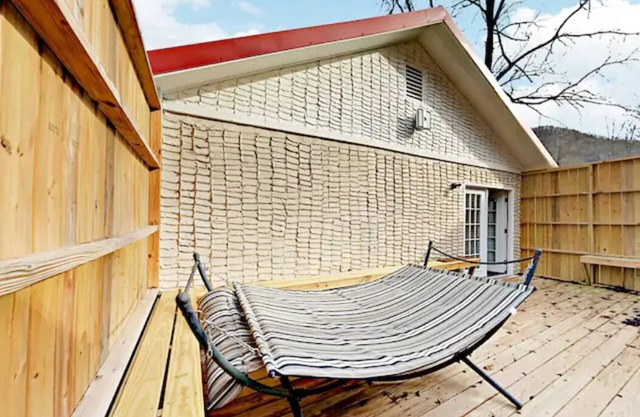 Sounds of the creek with your coffee. Beautiful private setting w/ great views.
