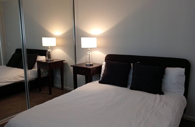 South Canberra 1bdrm Apartment with all amenities