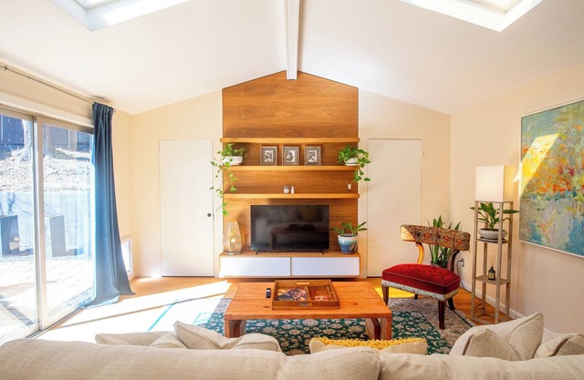 South Congress Retreat - A Vibey Stay Close to Bars, Shops, Music Venues & Hikes