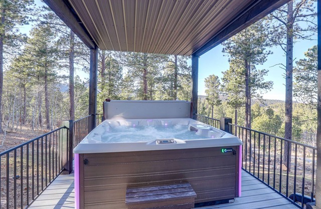 South Dakota Retreat w/ Hot Tub, Fire Pit & Grill!