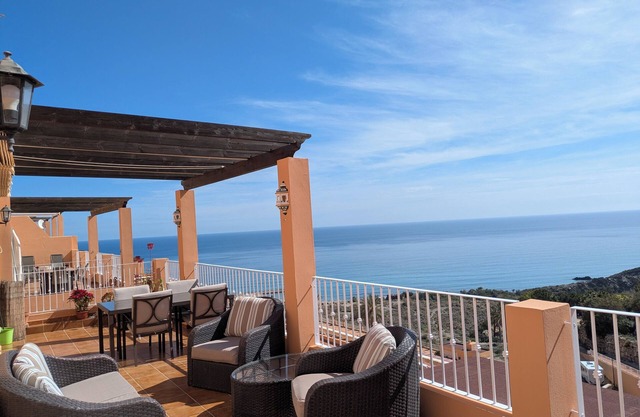 Apartamento orientado al sur, fantásticas vistas al mar, terraza, playa de 300m