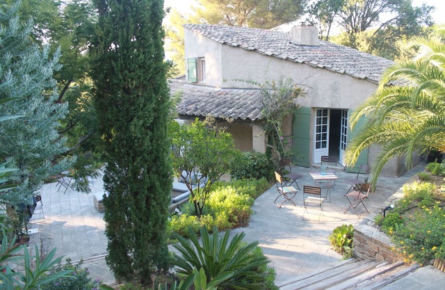 Villa en la costa con vista al sur, en un campo privado de Cap Bénat