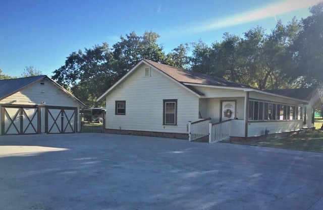 SOUTH FORK INN, RANCH HOME,SLEEPS 15, DOWN THE ROAD FROM SILOS, HUGE YARD!!