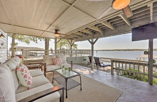 South Grand Lakefront w/ Hot Tub, Dock & Game Room