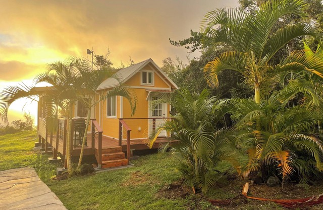 South Kona Country Cottage with bedroom loft and outdoor screen room.