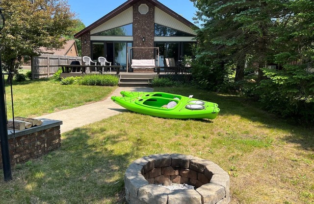 South Lake Leelanau lakefront home, Kayaks/Bikes provided, Clean Sandy bottom