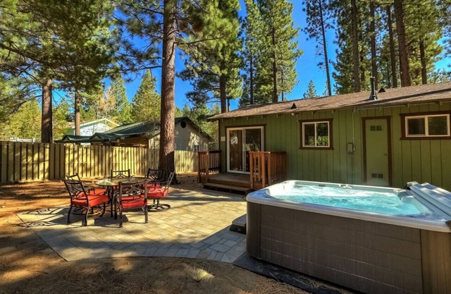 South Lake Tahoe Romantic Getaway + Hot Tub + Pets