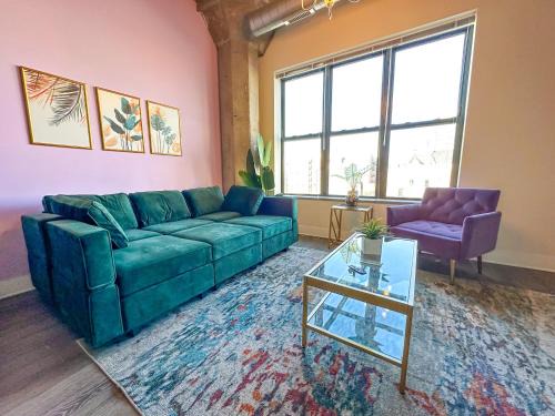 South Loop Chicago 2BR Retreat with Skyline View and Optional Parking for 8 guests Near McCormick Place and Soldier Field