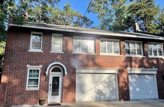 South of Grand Carriage House- minutes from downtown Des Moines