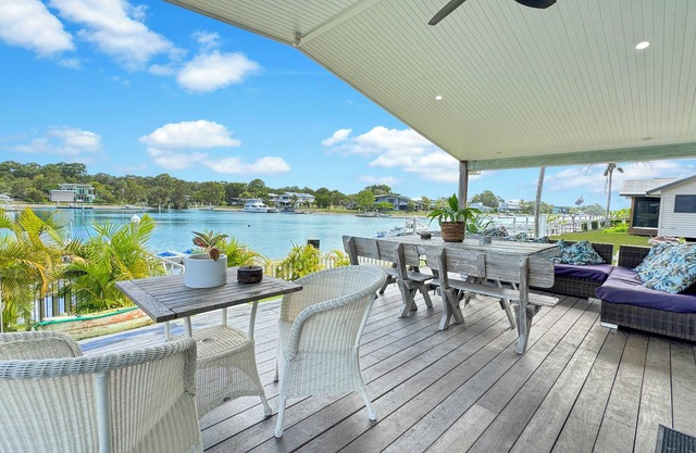 South Stradbroke Island Waters - family beach house 4 bedroom on the water *NEW*