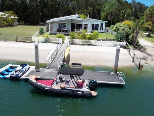 South Stradbroke Island Waters 4 bed, 3 bath, 10 guests, private beach & pontoon