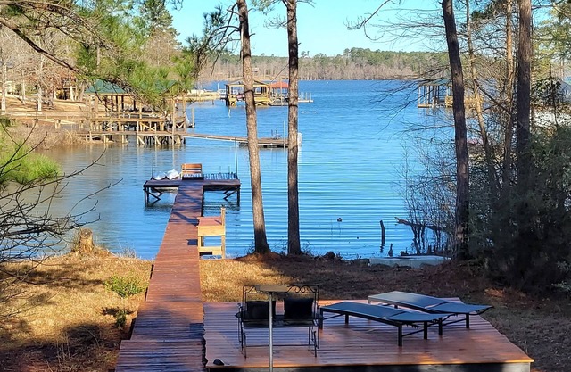 South Toledo Bend Waterfront Lakehouse with Fishing pier/dock, fire pit, pets 👌