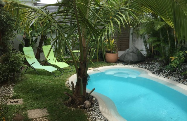 South Wild Villa con piscina exterior, jacuzzi y terraza, cocina y salón