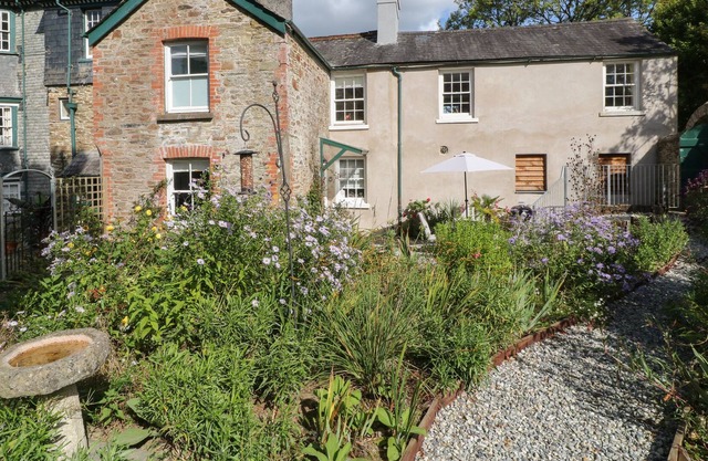 SOUTH WING COTTAGE, pet friendly, with a garden in Bere Alston