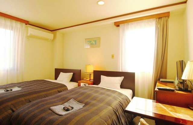 South Wing JapaneseWestern Style Family Room Roo / Fukushima Fukushima