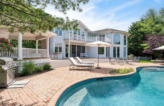 Nuevo listado: Sunset Bayview, Master Suite con balcón privado, Residencia privada cerrada, una de las elevaciones más altas de Southampton