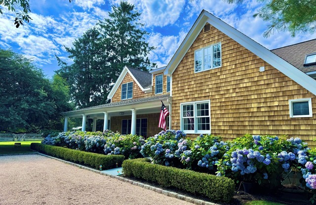Southampton Village, Complete Privacy, Gunite Pool & and 3 minute walk to town!!