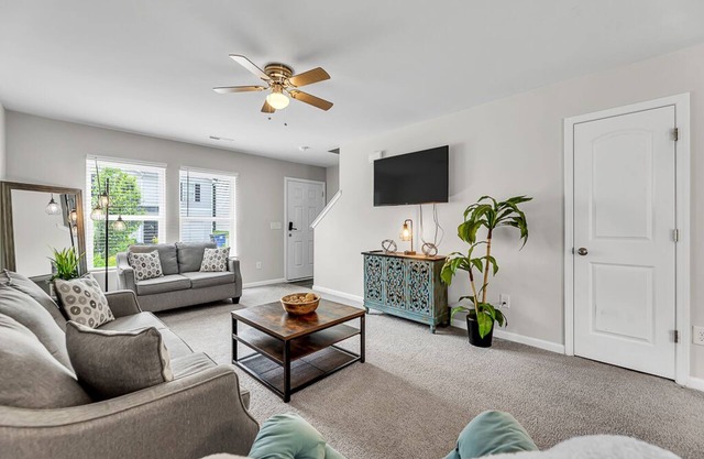 3 Bedroom -1 mile from Mall and Hospital. - Long Term Allowed