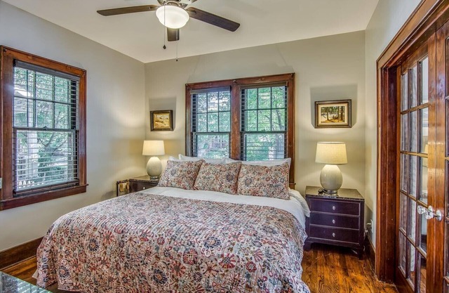 Southern Charm: Minutes away from downtown w/a cozy porch swing