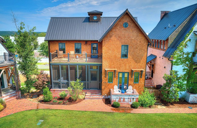Southern Charm in “The Bend” at Carlton Landing
