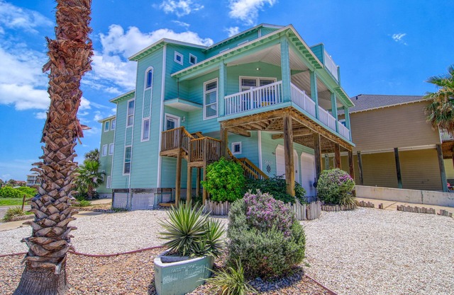 Southern Comfort-in town, steps from neighborhood beach boardwalk pool hot tub