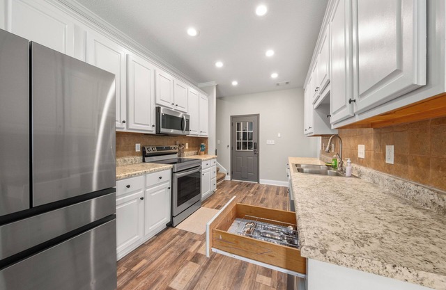 Southern Delight-4 Bed Room-7 beds- Private Backyard-Great for Larger Groups