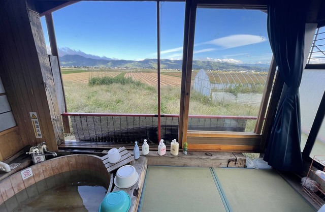 Southern end of Hakuba Valley. Excellent access to Hakuba Village for skiing and trailheads from Hakuba Village to Azumino City. Residential single unit rentals. Kurobe Dam is also conveniently accessible from here. Neighboring trailheads and ski transpor