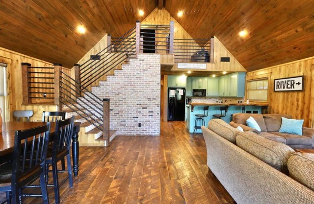 Southern Grace on the Caddo - on the RIVER! new HOT TUB!