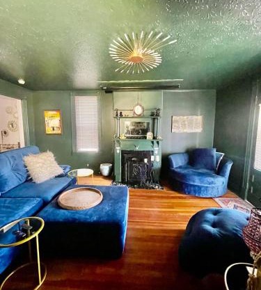 Southern Parkway Retreat Near Attractions & Dining