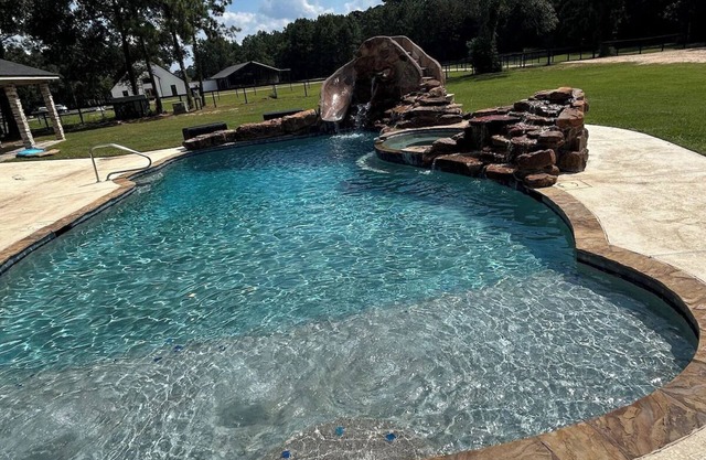 Southern Pines Estate, 9 bedrooms, pool, hot tub, stocked pond near Lake Conroe