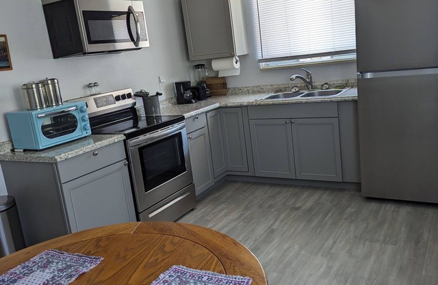 Southside Apartment. Great neighborhood. Newly Remodeled.