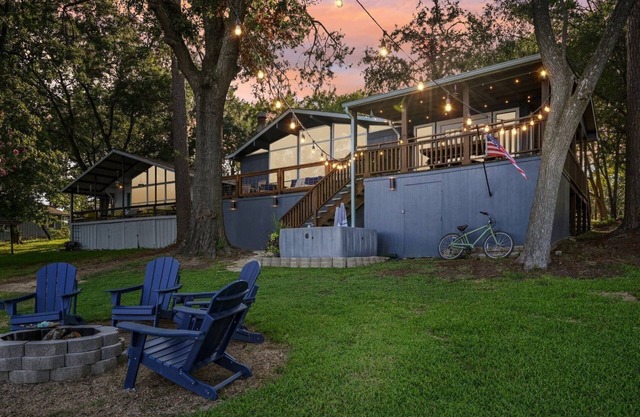 Southside of Heaven is a luxury 3 bedroom cabin located on beautiful Cedar Creek Lake