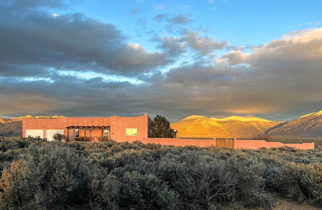 Southwest Home w/ 360-Degree Mtn View, Ski Nearby!