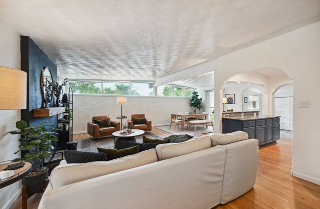 Southwest Mid-Mod 5BR w/ Big Yard, Hot Tub, Fireplace, A/C, WIFI, and Kitchen