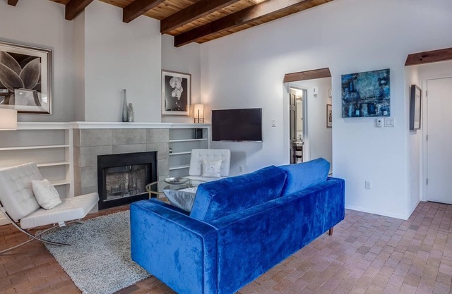 Suroeste moderna casa adosada de 2 habitaciones y 2 baños con patio privado ubicado en el centro