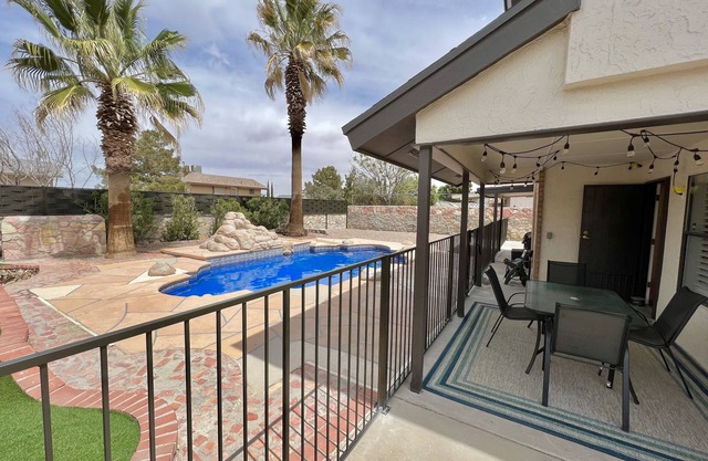 Southwest Retreat -Close to Shopping, Restaurants, I-10, POOL!