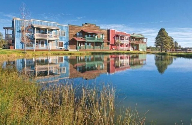 Condominios de estilo sudoeste con chimeneas, piscina y jacuzzi en el centro vacacional y pesca en el lugar