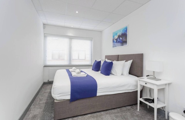 Sovereign Gate es un bloque comercial renovado convertido en apartamentos de 2 x 2 habitaciones, situado en el corazón de la ciudad de Portsmouth. Estacionamiento gratuito y excelente acceso a importantes enlaces de transporte, ferris continentales y