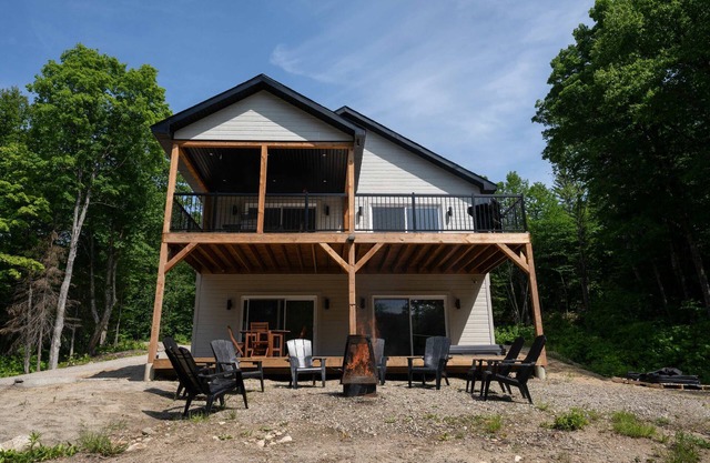 Spa and Lakefront | Oasis des chutes