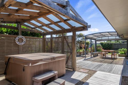 Spa and Sands - Waikanae Beach Holiday Home