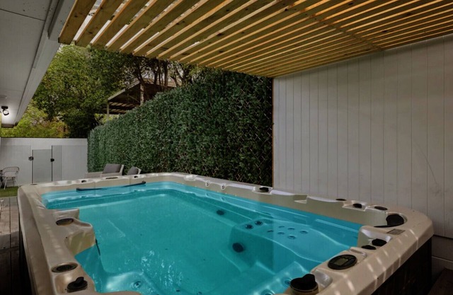 Spa Haus- Belmont, Private Spa, 2 King Bedrooms, Central, Pets Welcome