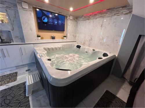 Spa Jacuzzi Moon White