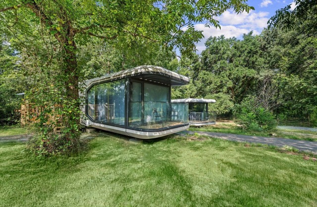 Space-Age Glamping Oasis - Immerse Yourself in Nature Without Sacrificing Comfort