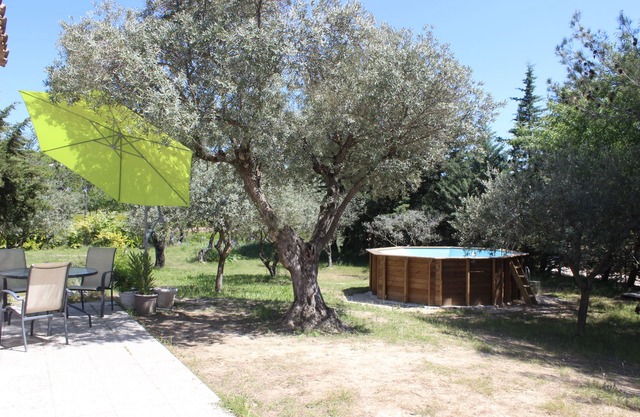 Espacio y luz en el suelo 1200 m2 plantados con olivos provenzales a 4 km del monte Ventoux
