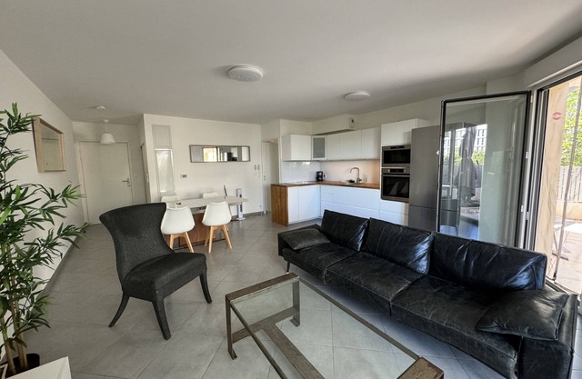 Spacieux Appartement, Plein Centre 3mn a Pied Gare St Roch, Terrasse Parking
